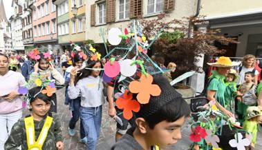 Umzug an der Staablueme: Kinder dürfen basteln und sich schmücken