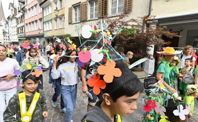 Umzug an der Staablueme: Kinder dürfen basteln und sich schmücken