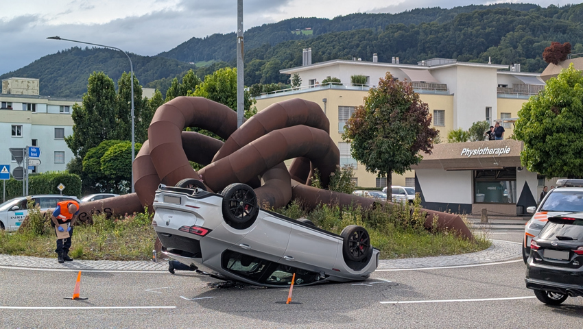 Die Polizei nimmt den Unfall auf. Die Polizei nimmt den Unfall auf.