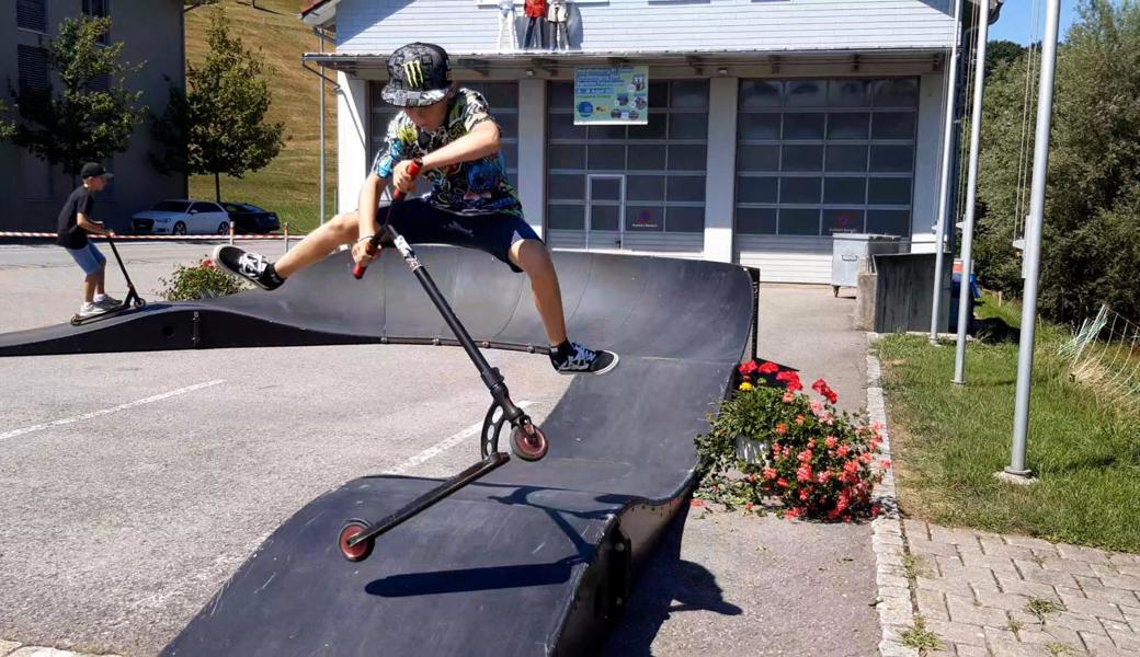 Der mobile Pumptrack macht Spass und die Buben zeigten gestern auch schon einige Tricks. Hier zeigt Lio Rüegg einen «Bunny Hop» wie aus dem Lehrbuch. 