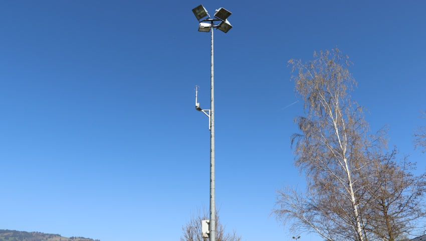 Die Windmessanlage ist an einem Kandelaber angebracht. Die Windmessanlage ist an einem Kandelaber angebracht.