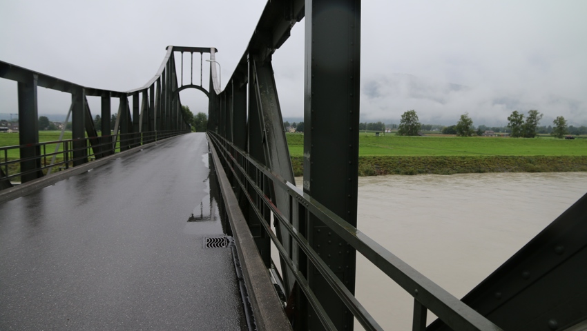 Der starke Regen setzt Felder unter Wasser und lässt Flüsse anschwellen Der starke Regen setzt Felder unter Wasser und lässt Flüsse anschwellen