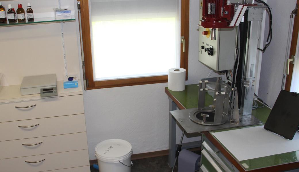Die Firmenräume in Lüchingen sind ideal; im Herstellungsraum wird ein Rührwerk verwendet.