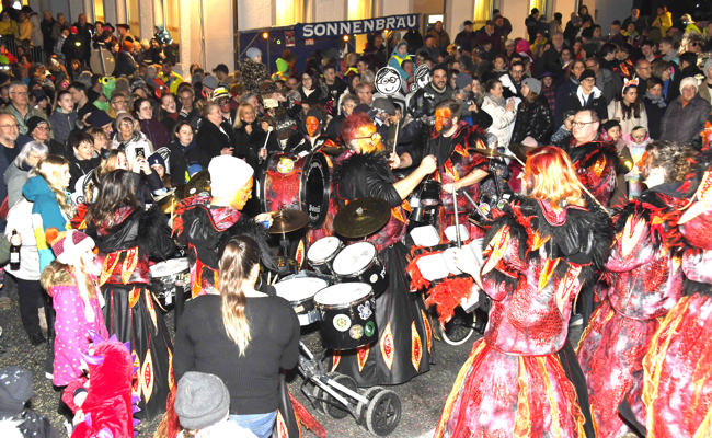 Bernecker Fasnacht – Mönsterli auf dem Rathausplatz