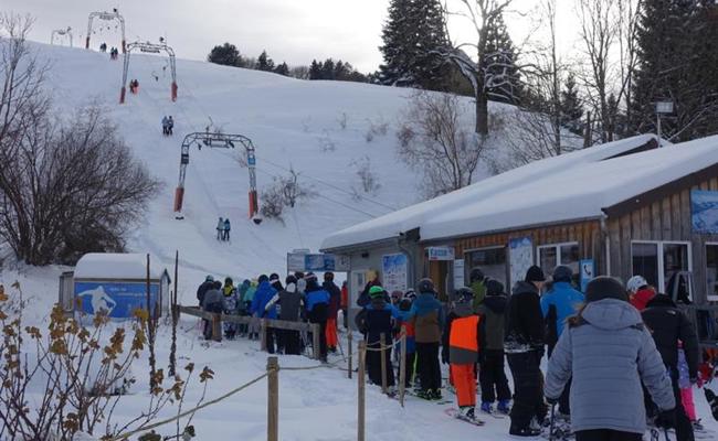 Dank Wintereinbruch: Hochbetrieb am Skilift am Bischofsberg