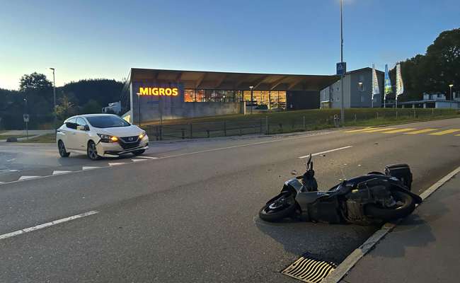 Unfall beim Einbiegen: Auto stösst mit Rollerfahrer zusammen