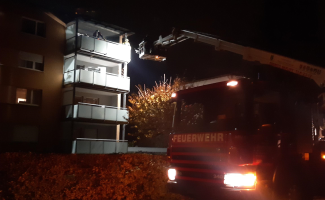 Möbel auf Balkon in Brand geraten