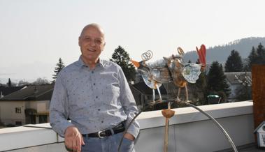 Ein silbriger Herr knüpft ein Netz 