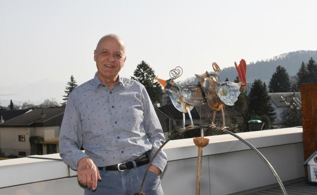 Ein silbriger Herr knüpft ein Netz 
