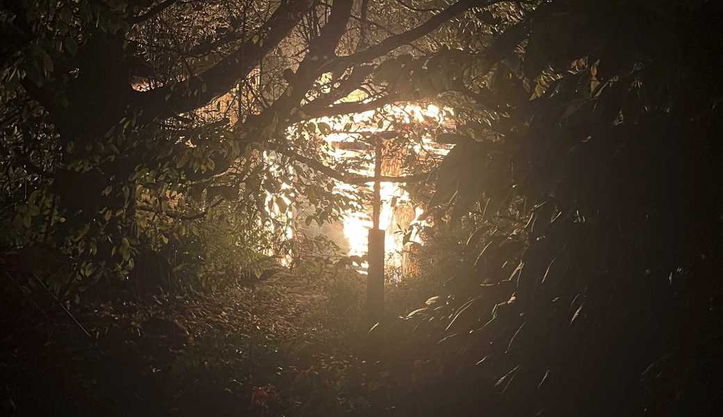Blick nach drüben: Das Feuer war bedrohlich nah.