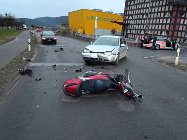 Autofahrer übersieht beim Abbiegen einen Motorradfahrer