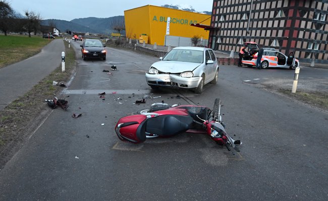 Autofahrer übersieht beim Abbiegen einen Motorradfahrer