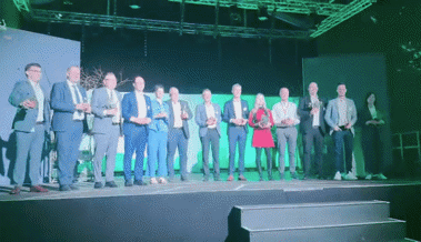 Prominenz im Glitterregen an der Rhema-Eröffnung