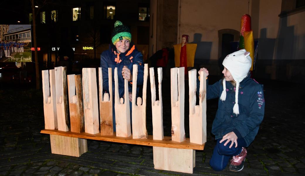 Jannik und Annika aus Sennwald staunen ob der Vielfalt der Engelsdarstellungen. 