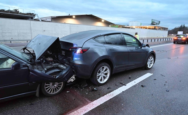 Langer Stau im Morgenverkehr: Zwei Unfälle auf der A1 blockieren die Autobahn während zwei Stunden