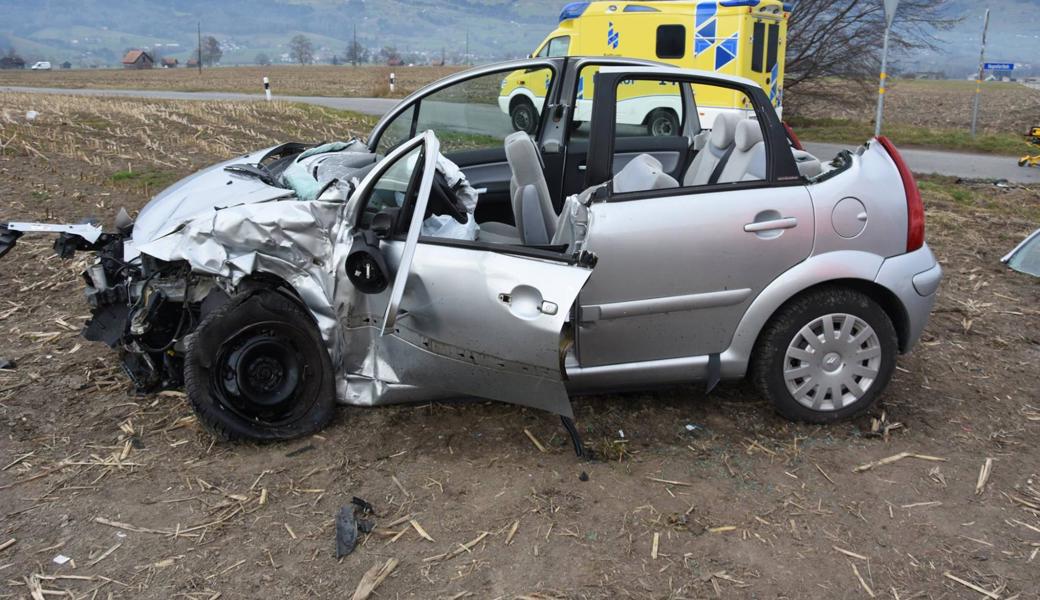 M. und seine Frau mussten von der Feuerwehr mit Spezialwerkzeug aus ihrem Auto befreit werden.