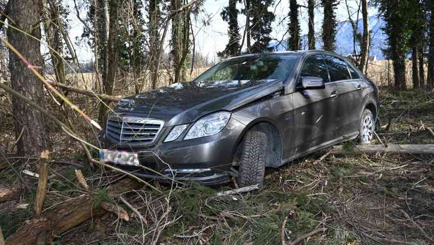 Die Verfolgungsjagd endete erst in Haag. Hier fuhr der Angeklagte auf einem Forstweg in einen Baumstamm. Er setzte seine Flucht zu Fuss fort und konnte schliesslich verhaftet werden.