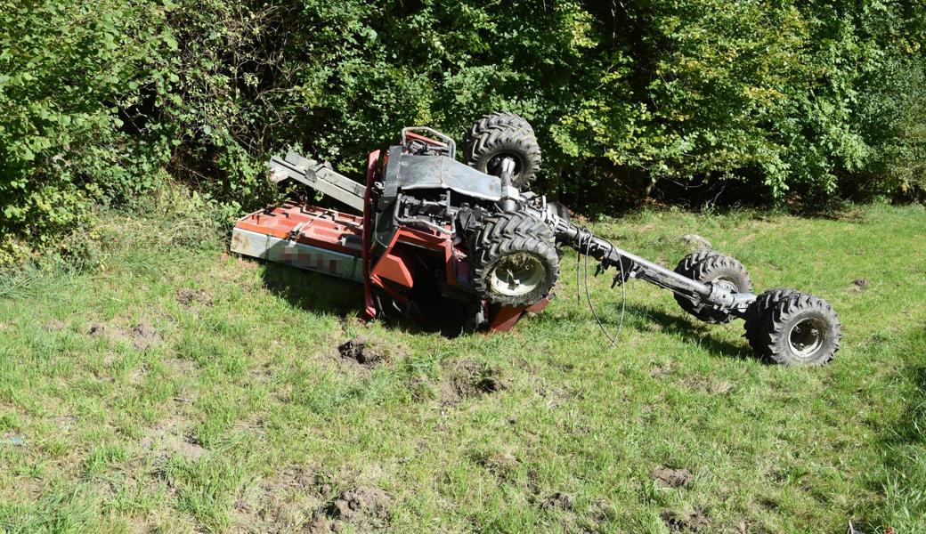 Der Transporter überschlug sich das Wiesenbord hinab mehrfach.