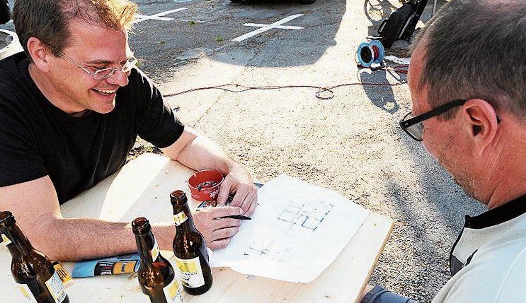 Architekt Nik Graber (links) und Energieberater Christian Graber nutzten das Zusammentreffen grad zum Besprechen von ein, zwei Details eines Umbauprojekts, an dem sie beide beteiligt sind. 