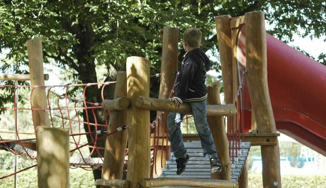 Zum neuen Spielplatz in Walzenhausen gehört ein Kletterparcours.