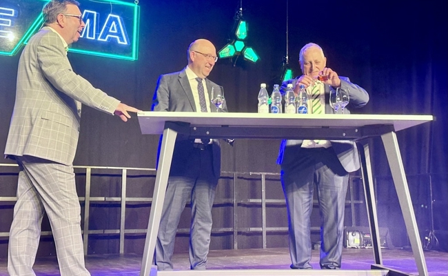 Kantonsratspräsident Walter Freund brachte eigenen Schnaps mit: Rhema ist eröffnet
