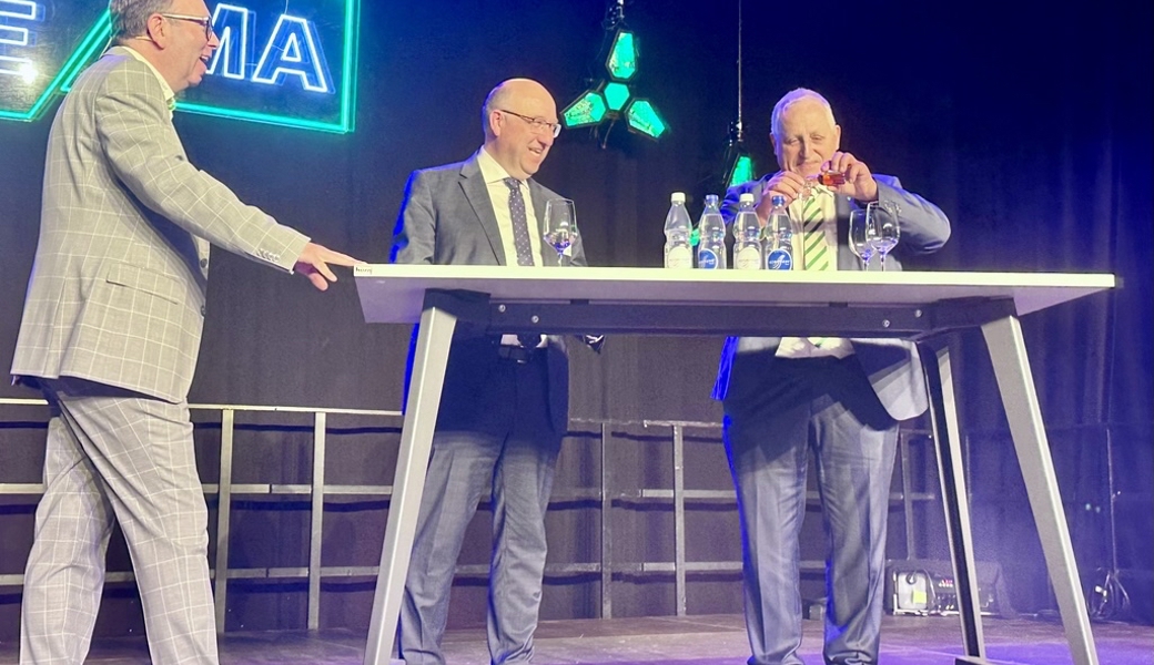 Kantonsratspräsident Walter Freund brachte eigenen Schnaps mit: Rhema ist eröffnet