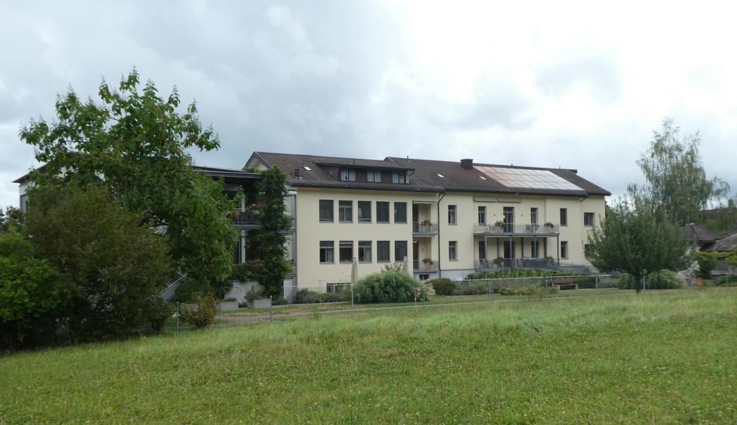 Auf der Wiese unmittelbar hinter dem Pflegewohnheim Thal sollen die Alterswohnungen entstehen. 