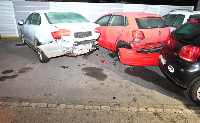 Auf der Flucht vor der Polizei baut ein Autofahrer einen Unfall - er kracht in drei parkierte Autos