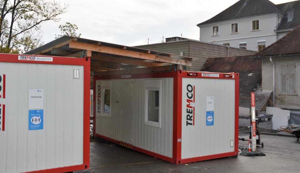 Für die ambulanten Corona-Tests, die deutlich zugenommen haben, sind die zwei im Frühling aufgestellten Container beim Spital Altstätten wieder in Betrieb genommen worden.  Für die ambulanten Corona-Tests, die deutlich zugenommen haben, sind die zwei im Frühling aufgestellten Container beim Spital Altstätten wieder in Betrieb genommen worden.