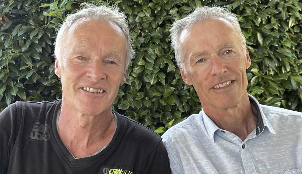 Xaver (links) und Bruno Baumgartner (der im Alltag eine Brille trägt) gleichen sich auch mit 64 noch stark.