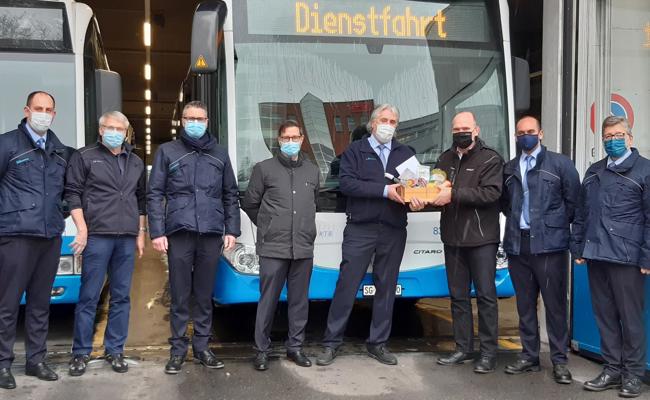 Buschauffeur auf letzter Fahrt begleitet