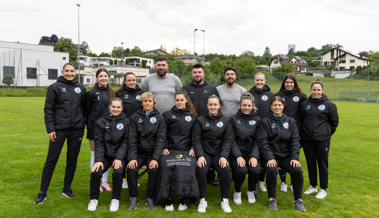 Neue Jacken für die Fussballerinnen
