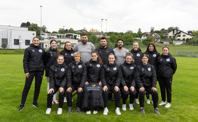 Neue Jacken für die Fussballerinnen