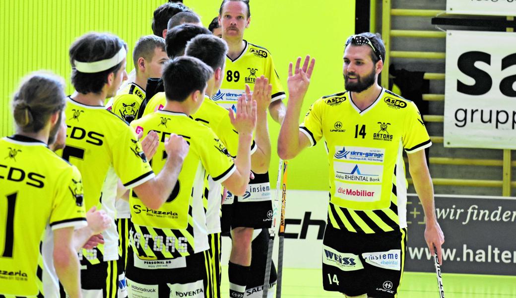 Spielertrainer Arbnor Papaj (rechts) führte die Gators zum ersten Sieg in einem Playoff-Halbfinalspiel. Der Finne Asser Jääskeläinen (Nr. 89) hatte grossen Anteil an der erfolgreichen Saison.