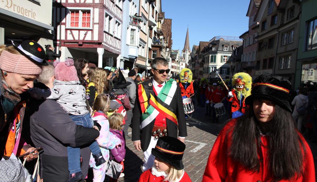 Die Röllelibutzen machten den Auftakt mit Fasnachts-OK-Präsident Alex Zenhäusern (Sonnenbrille). 