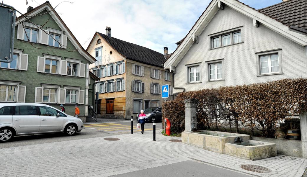 Die Schule ist froh, dass bei diesem Fussgängerstreifen, der die Churerstrasse quert, endlich Tempo 30 gilt.