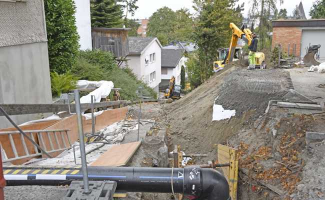 Treppe zum Schulhaus Sonnenberg auch nach den Ferien wegen Bauarbeiten gesperrt