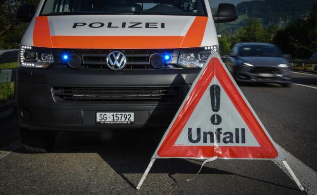Seniorin prallt mit E-Bike gegen Beton