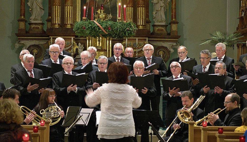 Der Männerchor Widnau unter der Leitung von Marta Flesch.