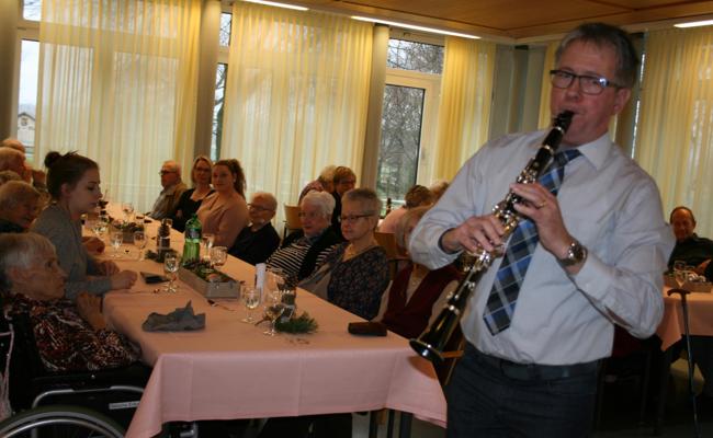 Heimleiter überrascht als Klarinettist