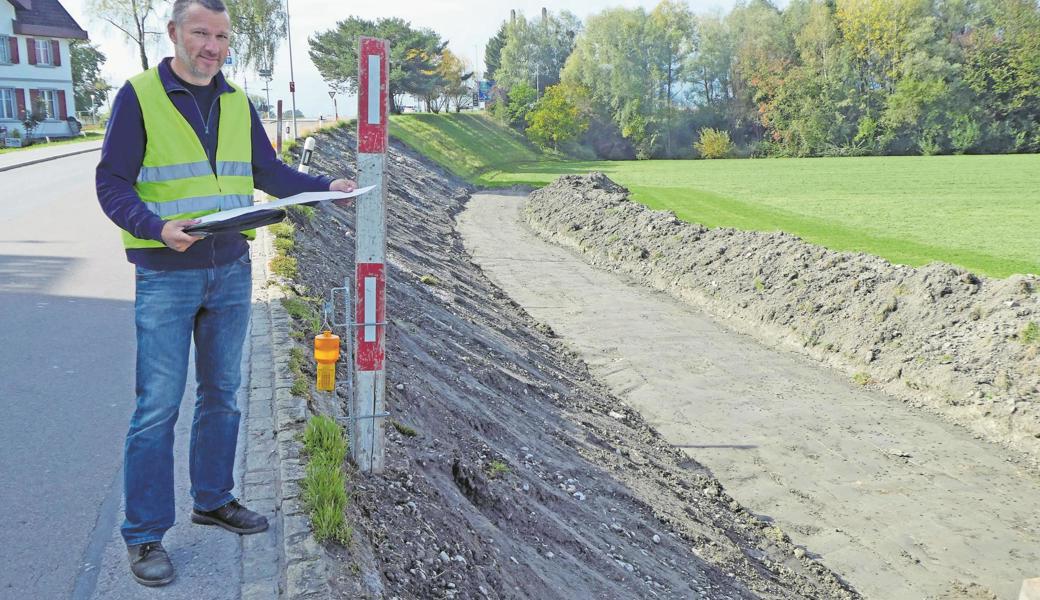 Guido Seiz, Leiter Unterhaltsdienst, zeigt, wo in den nächsten Tagen aufgeschüttet wird. Danach lässt man das Material mindestens ein Jahr liegen, damit es sich setzen kann.