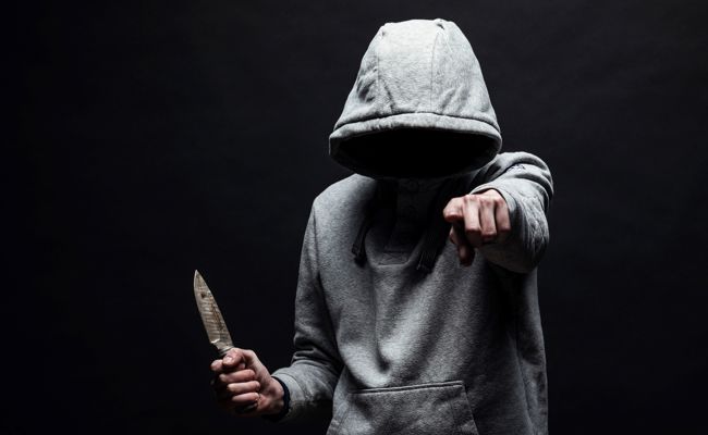Maskierter und bewaffneter Täter raubt Tankstelle aus - Polizei sucht Zeugen