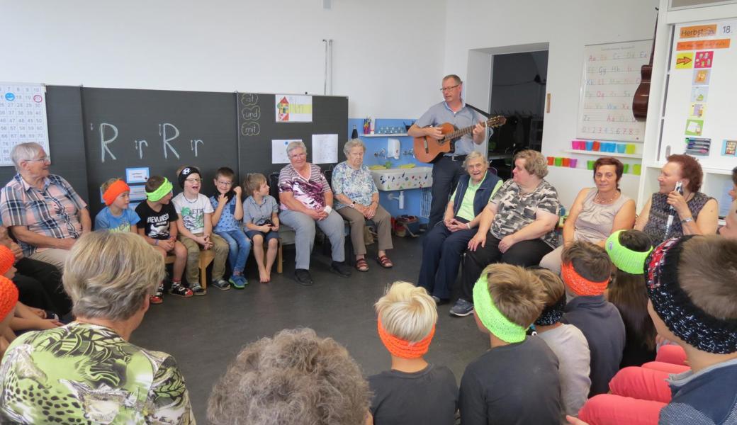 Schulleiter Titus Schmid mit der Gitarre