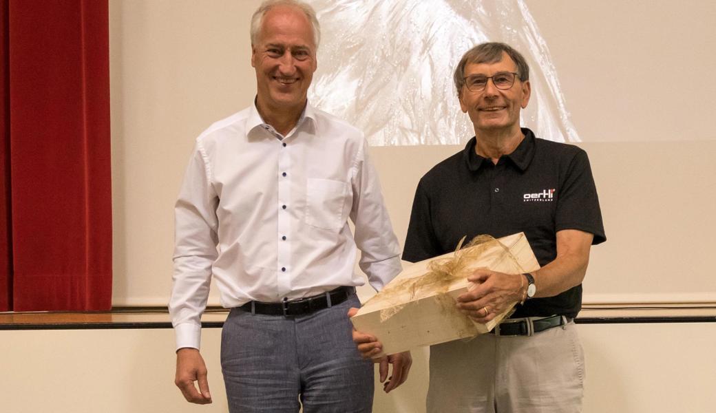Der neue VR-Präsident Andreas Schmidheini (l.) bedankt sich bei Andreas Bosshard.