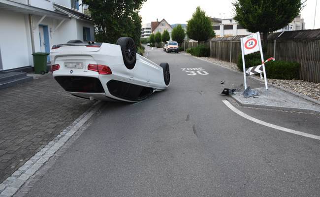 Auf dem Dach gelandet: Autofahrer rammt Verkehrsschild und kommt von der Strasse ab