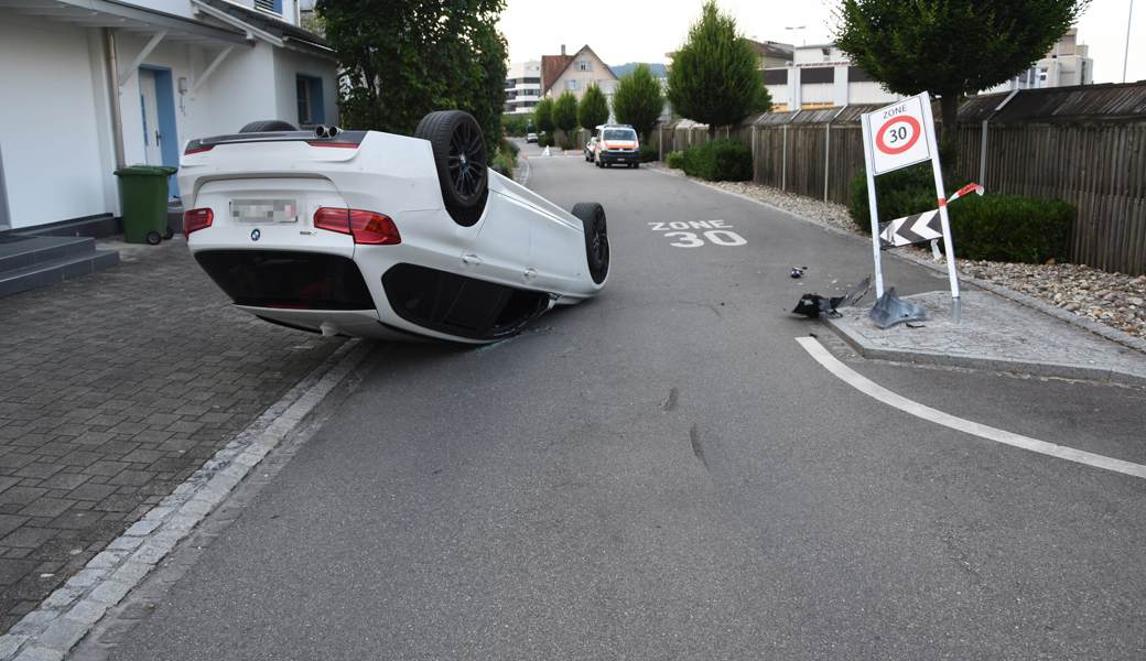 Auf dem Dach gelandet: Autofahrer rammt Verkehrsschild und kommt von der Strasse ab