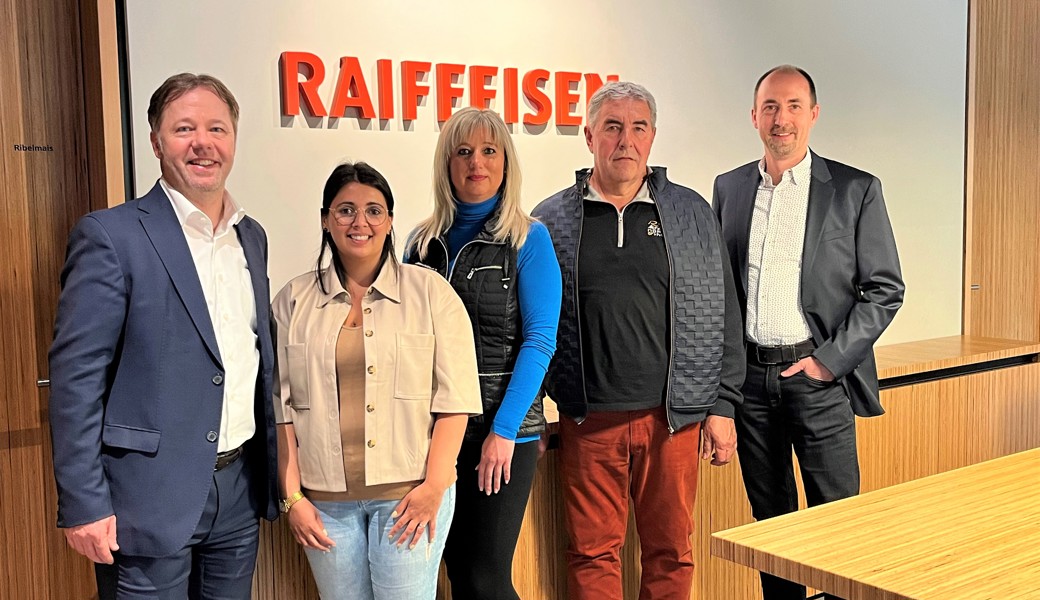 Patrick Windler, Vorsitzender der Bankleitung, (links) und Roger Kluser, VR-Präsident, mit den drei Hauptgewinnenden Sheila Zünd, Martina Hofstetter und Alfred Graf