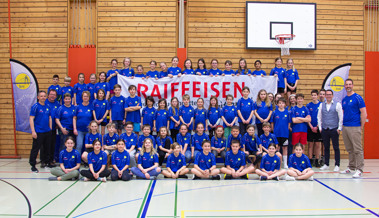 Raiffeisenbank sponsort neue Shirts für den Nachwuchs