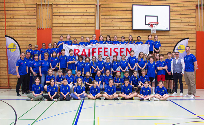 Raiffeisenbank sponsort neue Shirts für den Nachwuchs