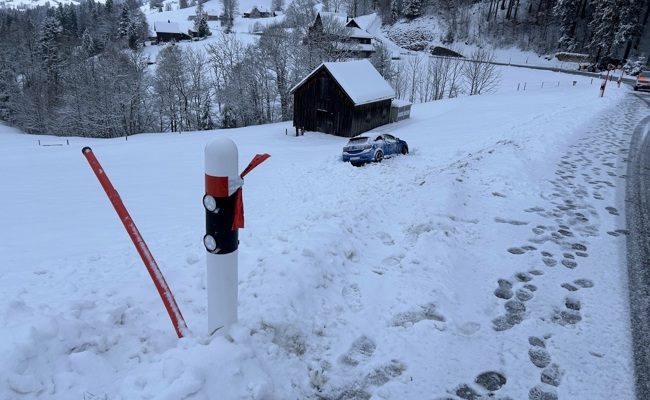 Eis und Schnee: Wintereinbruch führt zu zwei Verkehrsunfällen